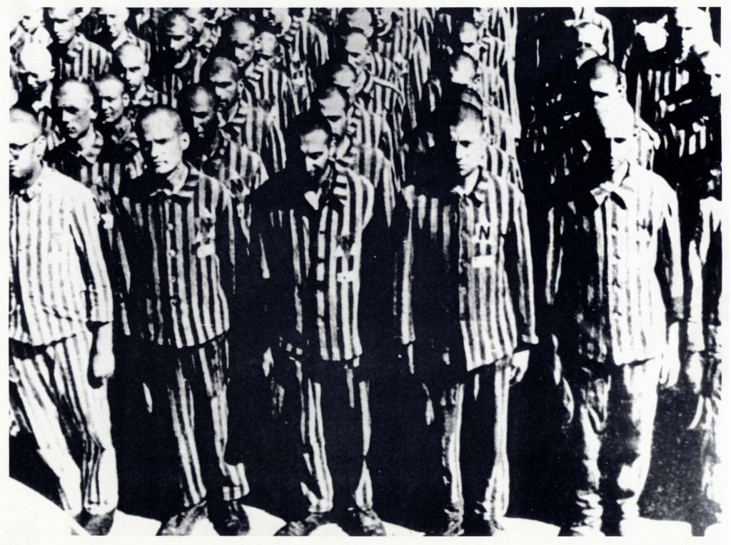 Prisonniers néerlandais au camp de concentration de Buchenwald, 28 février 1941. Cette photo illustre aussi bien la déshumanisation des prisonniers qu’une montagne de cadavres : ils ont tous la tête rasée, portent tous le même uniforme et ils restent tous en rangée pendant des heures.