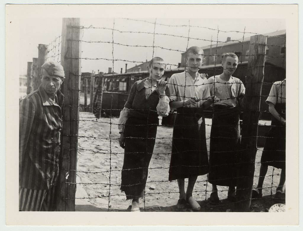 Enfants survivants à la libération du camp de concentration du Buchenwald. Avril 1945