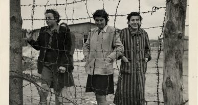 Trois femmes derrière les barbelés au camp de Bergen-Belsen à la fin de l'Holocauste, 1945.
