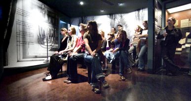 Groupe d'étudiants universitaire en visite guidée au Musée de l'Holocauste Montréal.