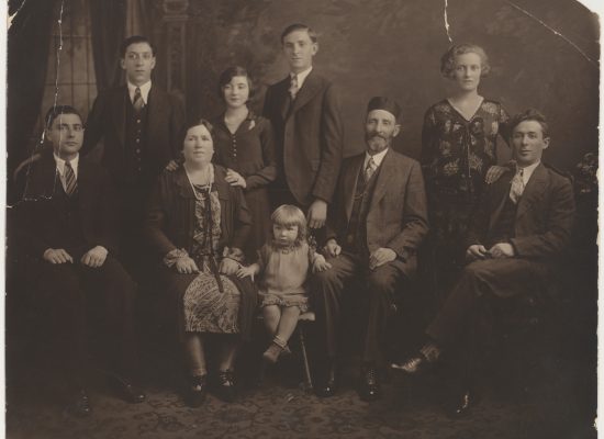 Photo d'avant le génocide des Juifs(Holocauste), d'une famille,, c. 1924