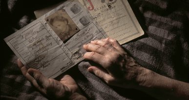 Les mains d'une personne âgée manipule des documents d'identité. Photographie illustrant la présentation, des fiches d'analyse des sources primaires, ressource éducation du Musée de l'Holocauste.