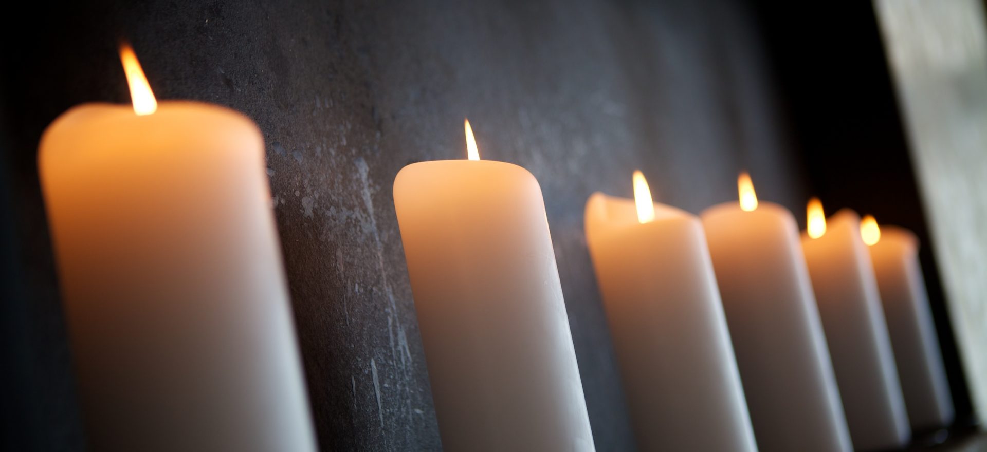 Les 6 bougies commémorent les 6 millions de Juifs tués pendant l'Holocauste.