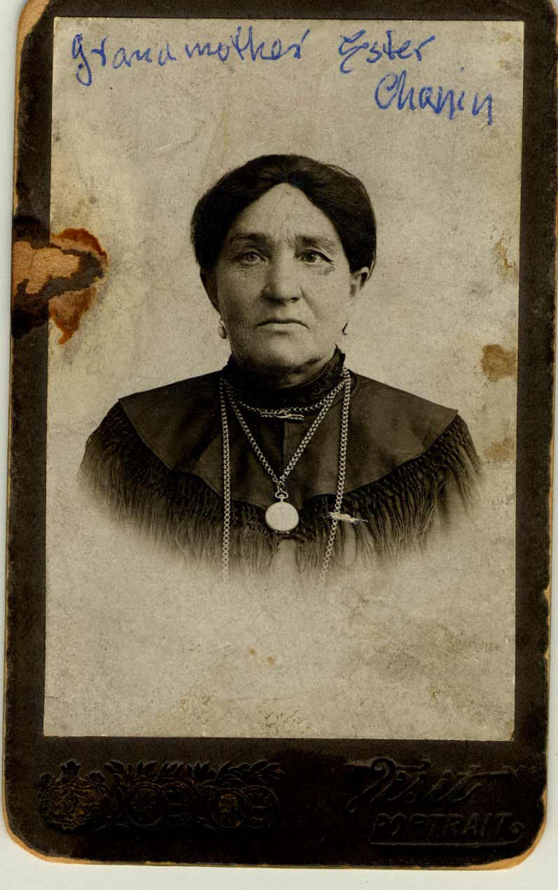 Portrait d’Esther Klupt, la grand-mère de Rosa, tuée devant le magasin familial à Kovno, en 1941.