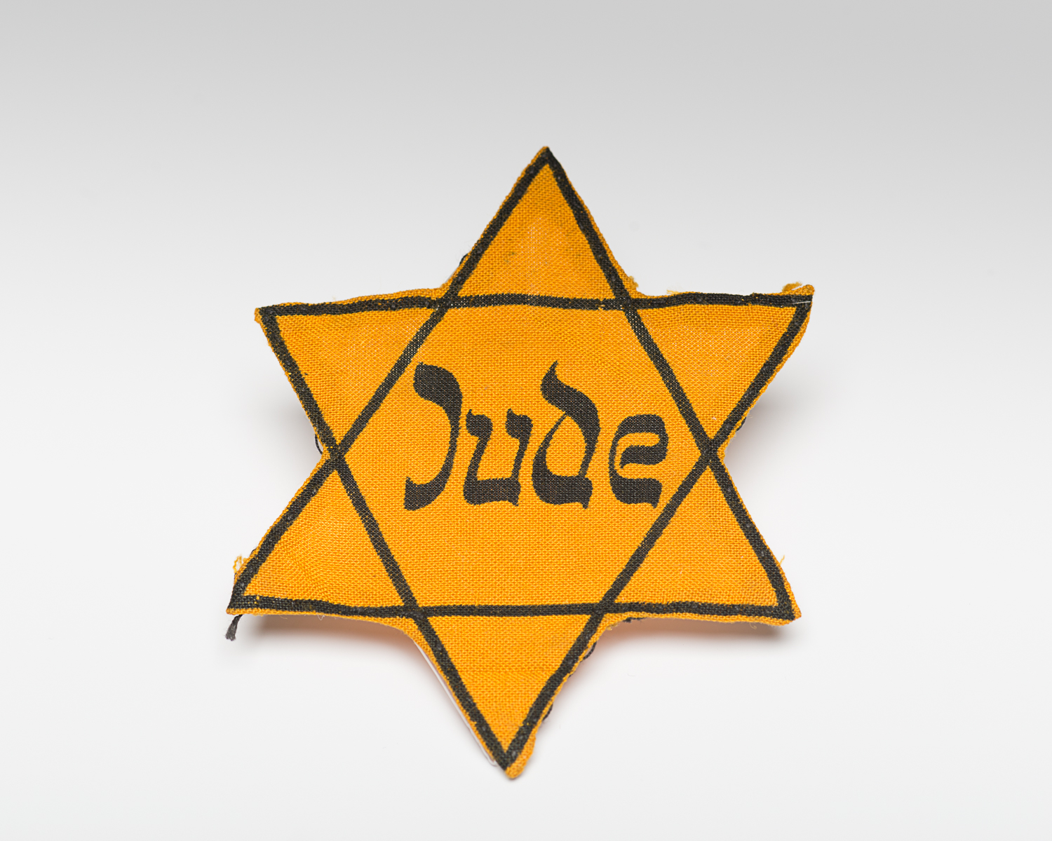 Ce badge, ou étoile jaune, a été porté par George Ehrman lorsqu’il vivait à Prague. (Photo : Peter Berra)