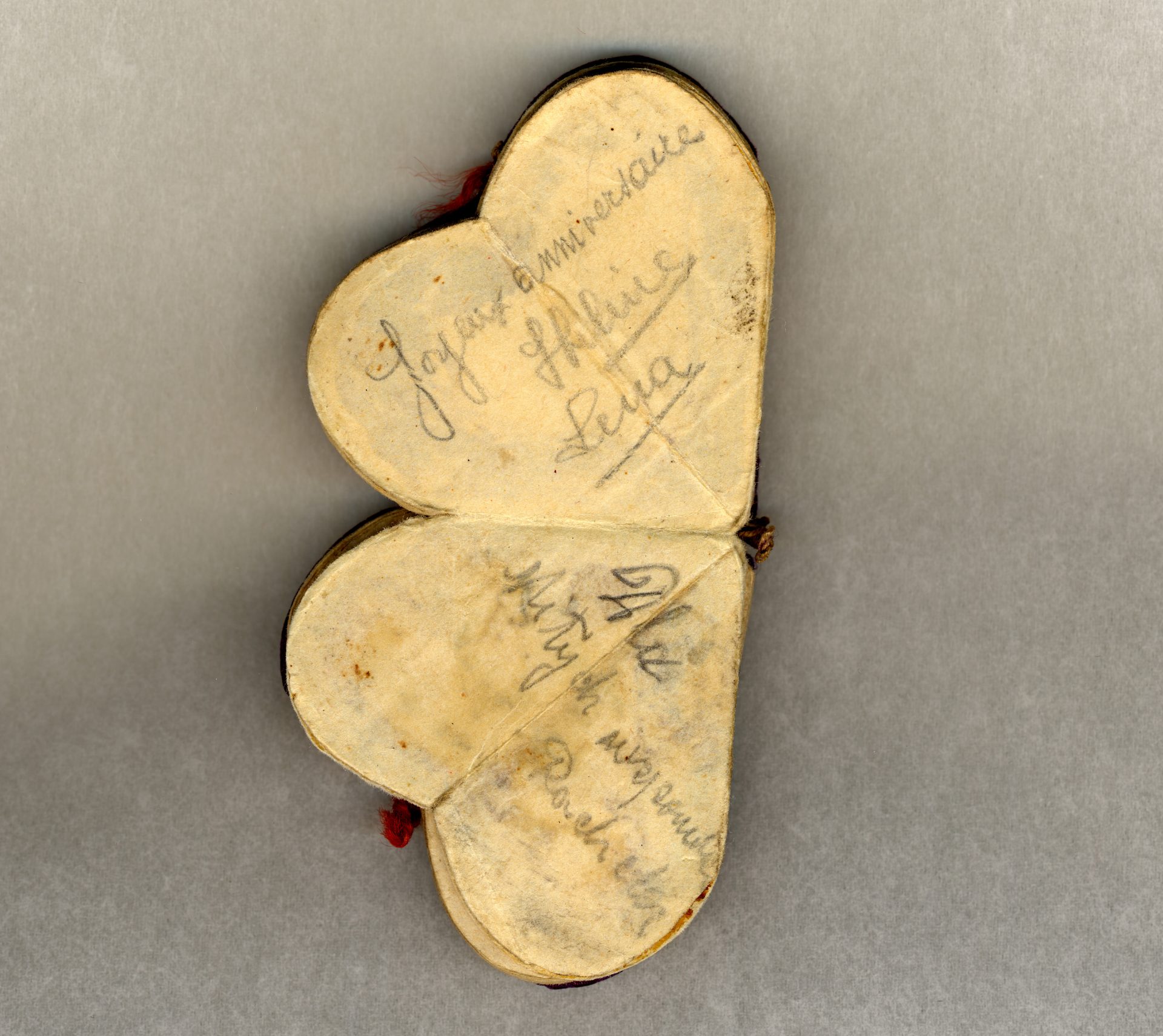 «Joyeux anniversaire», Hélène (Lena). «Pour d'agréables souvenirs», Rachela. Messages écrits dans le coeur d'Auschwitz.