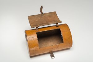 Cette boîte à lunch en bois se ferme à l’aide d’un panneau et d’attaches en cuir.