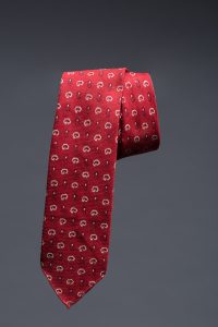 Cette cravate rouge aux motifs noirs et blancs a appartenue à David Honig.