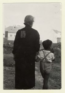 Emil Svarc et sa grand-mère, de dos.