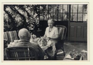 Käthe et Adolf Maass dans le jardin de leur maison de Hambourg lors de la dernière visite de Gerhart en 1938.
