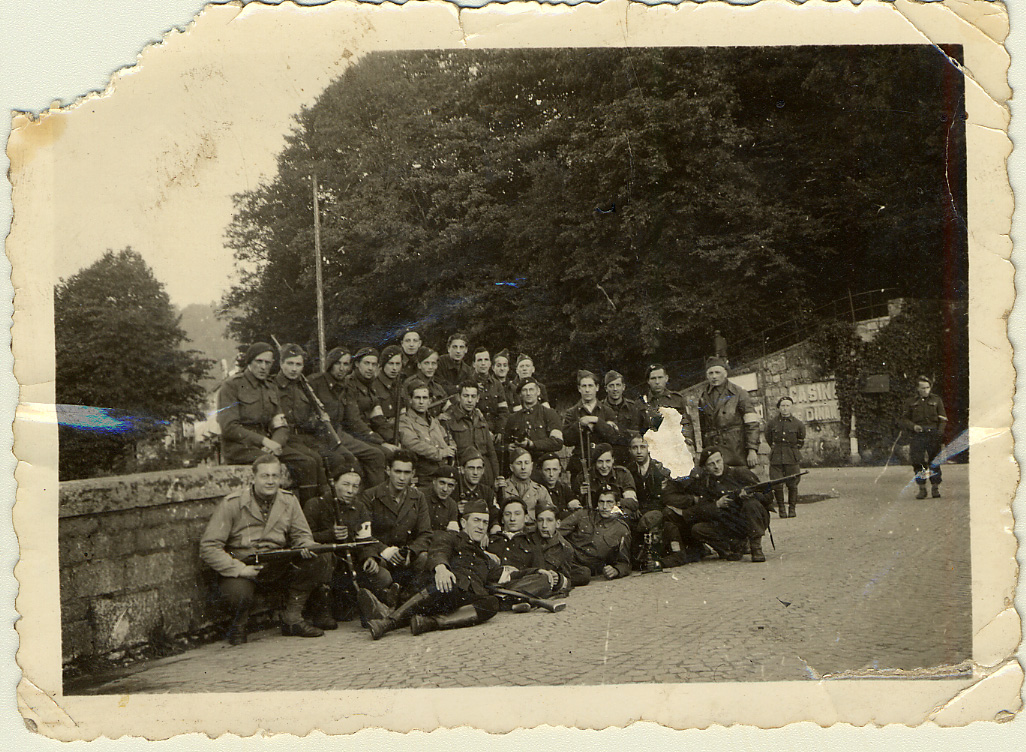Les  membres du groupe de résistance Les Affranchis photographiés à Bruxelles en 1944.
