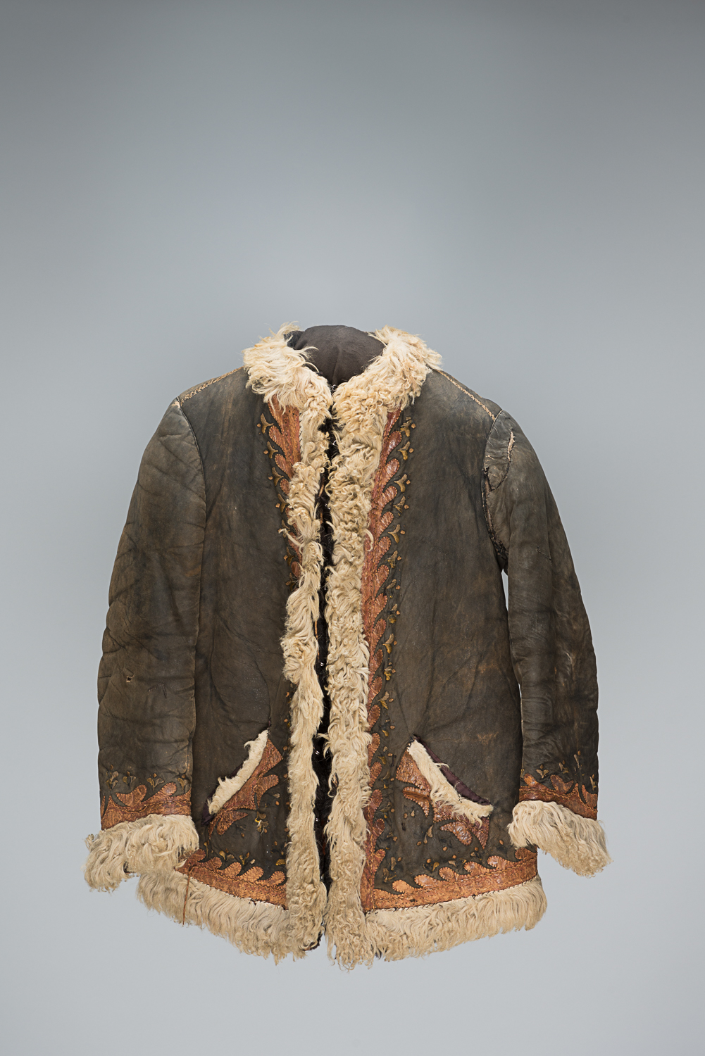 Ce manteau de cuir brun est doublé en laine de mouton et brodé de motifs roses. Il a appartenu à Blanca Pinsker originaire de Bialystok en Pologne. (Photo : Peter Berra)