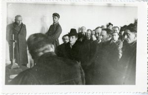 Sur cette photographie, Leah Koniecpoler témoigne au procès du commandant nazi Henrich Kestner en 1946.