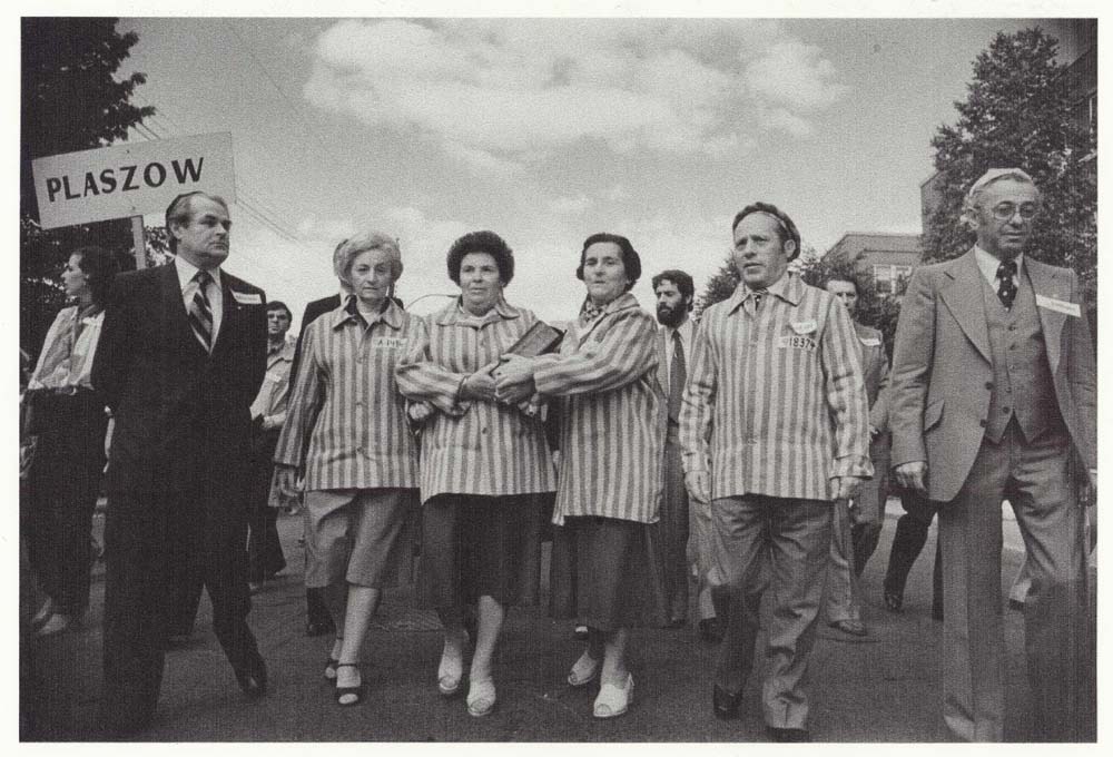 Aba Beer (à gauche) lors de la marche commémorative à l’inauguration du Centre commémoratif de l’Holocauste à Montréal le 9 septembre 1979.
