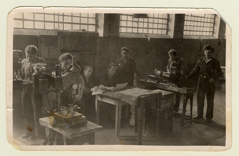 Une salle de cours d’ingénierie mécanique, au camp de personnes déplacées de Bergen-Belsen, sous la supervision de Kopel Orner en 1947.