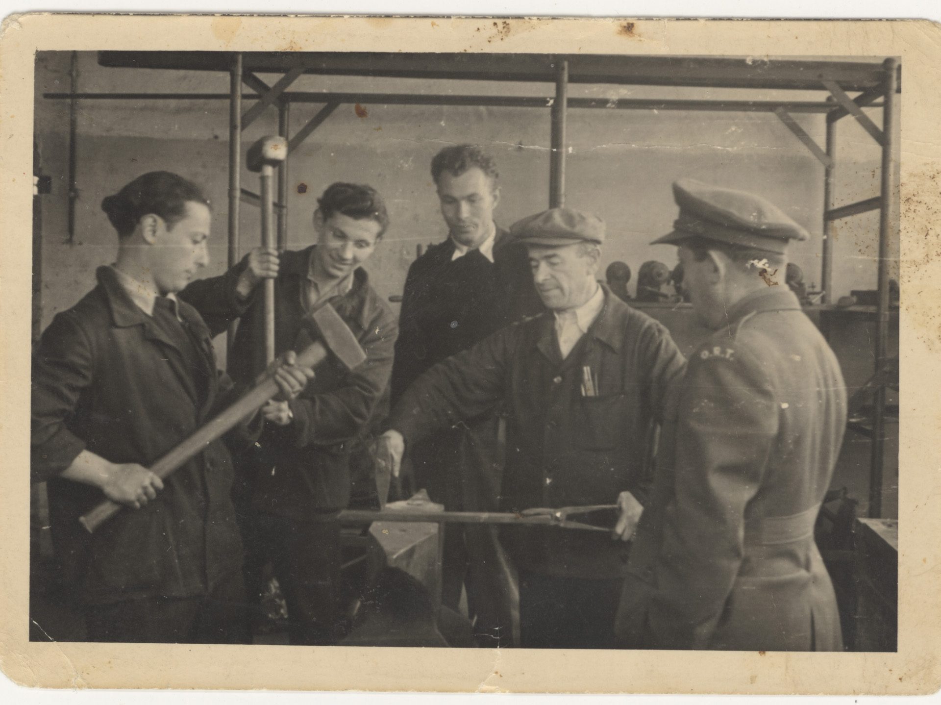 Photographie d'hommes en train de suivre un cours d’ingénierie mécanique au camp de personnes déplacées de Bergen-Belsen en 1947.