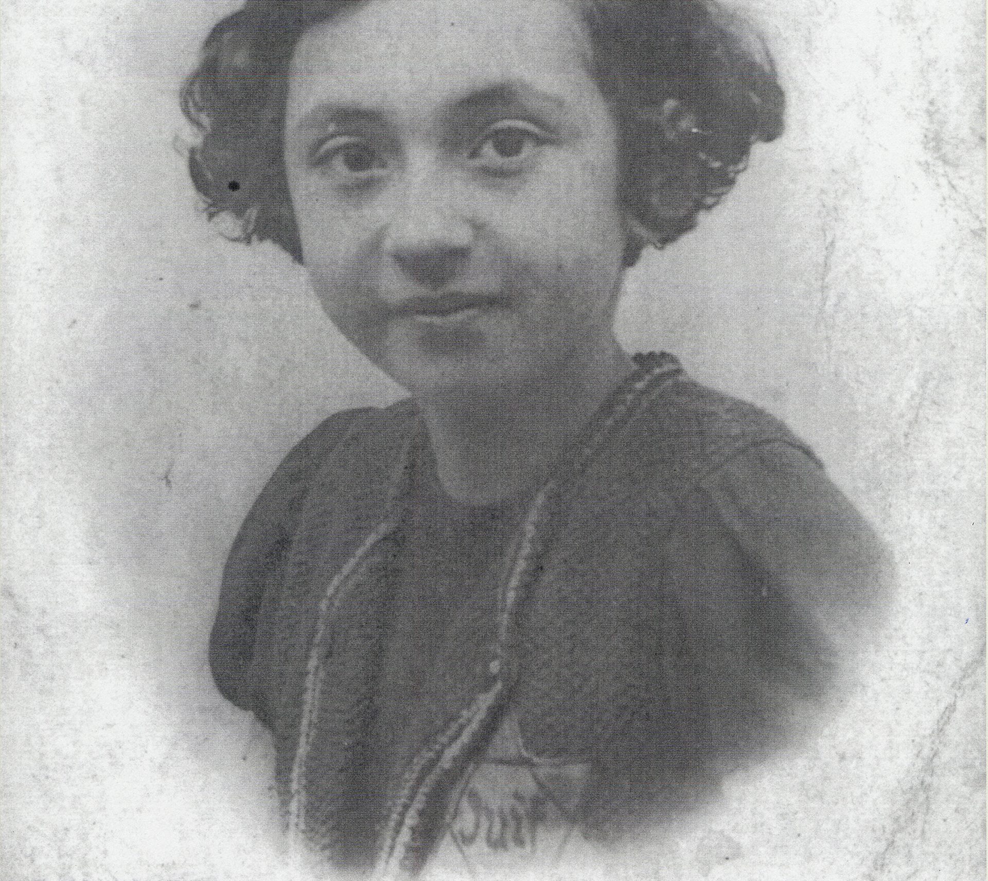 Muguette Myers photographiée vers 1941 en France et portant l’étoile jaune sur sa robe. 