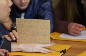 Des étudiants apprennent l'histoire de l'Holocauste à travers les artefacts et des fiches d'analyse critique des sources primaires.