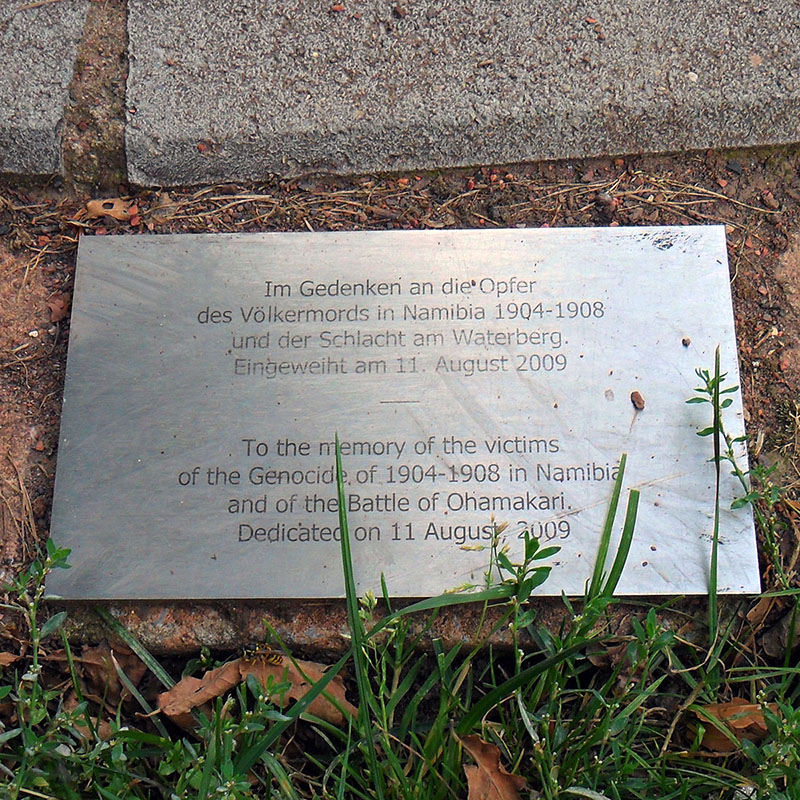 Inscription sur une plaque métallique commémorant les victimes Hereros et Namas de la bataille de Waterberg/Ohamakari, dans le Sud-Ouest africain allemand (actuelle Namibie). La plaque se trouve près du monument anticolonial de Bremen, en Allemagne. © Chrischerf, CC