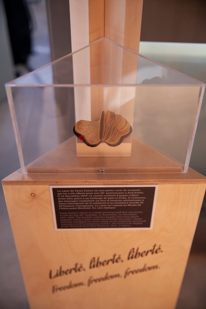 Le Coeur d'Auschwitz dans l'exposition Littérature jeunesse et Holocauste © Musée de l'Holocauste Montréal, Photographie Stéphanie Cousineau-Bourassa