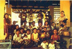 Anne et Eloïse Charet sont un exemple de la façon dont aider les autres peut constituer une résistance. Elles s’occupaient d’un orphelinat appelé la Maison du Canada, à Phnom Penh, au Cambodge, en 1975. Elles ont aidé 55 bébés et enfants orphelins à échapper à la terreur des Khmers rouges de Pol Pot au Cambodge. Crédit : Art Purdon, Kim Routhier-Filion.