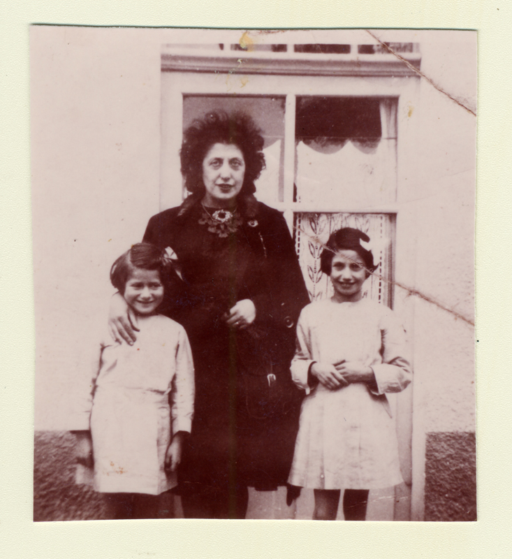 En 1942, la mère de Marguerite confie ses deux filles à l’organisme humanitaire l’Œuvre de Secours aux Enfants (OSE), lorsque la police française commence à déporter des enfants juifs.