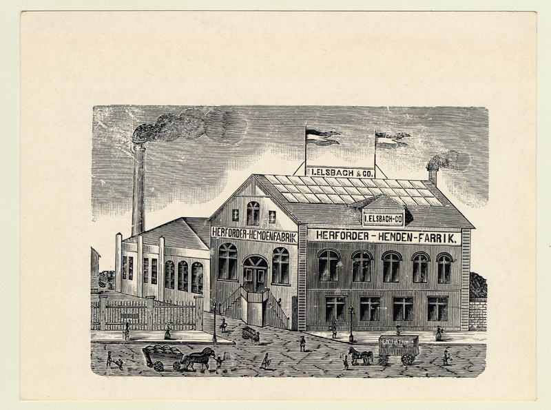 Cette lithographie présente les bâtiments de l’usine avec ses cheminées fumantes et les charrettes qui s’affairent autour. La Herforder Shirt Factory J. Elsbach & Co est l’une des plus importantes compagnies vestimentaires européennes à l’époque.
