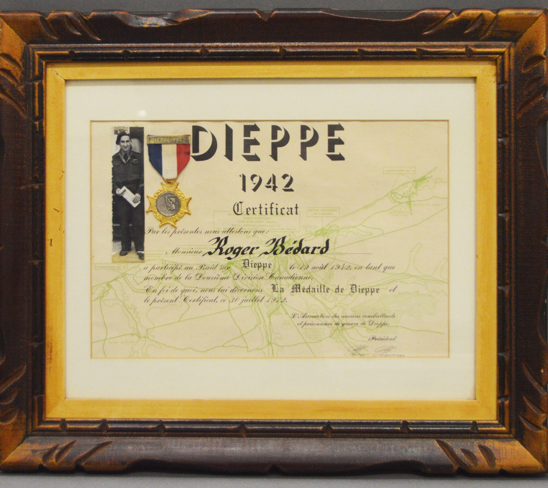 Certificat émis en 1972 par l’Association des anciens combattants, souligne la participation de Roger Bédard en tant que membre de la Deuxième division canadienne au raid de Dieppe le 19 août 1942.