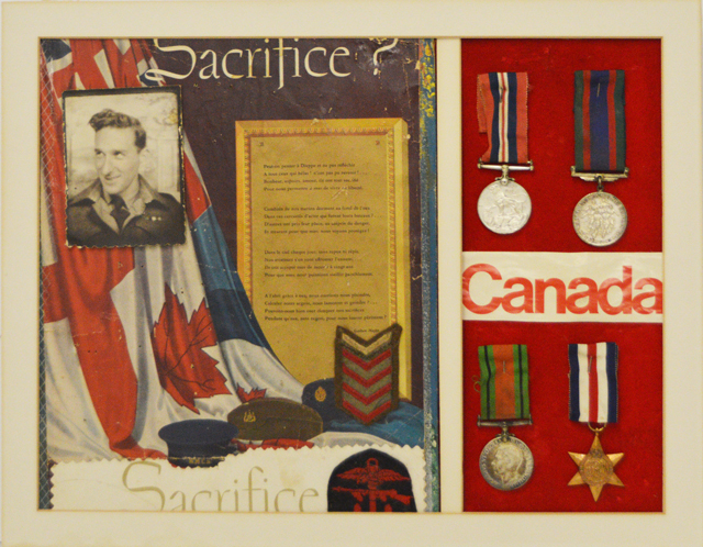 Un cadre-souvenir, contenant 4 médailles, 2 insignes, une photo de Roger Bédard et un poème commémoratif écrit par Gaétan Major.